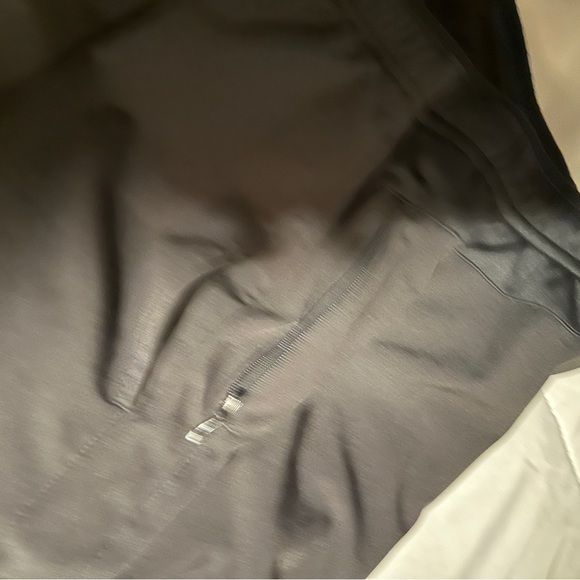 Old Navy Men’s Medium Quick Dry Reflective Running Shorts with Zippered Pocket - Picture 4 of 6